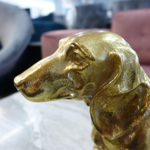 1305 - A gold Dashshund figure (TPR7219)