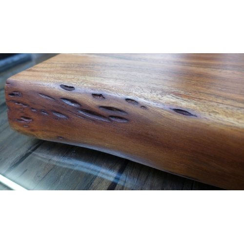 1479 - A small hardwood chopping board