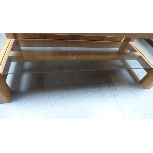 1595 - An oak coffee table