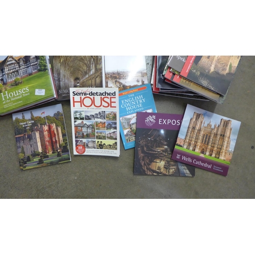 1217 - English Heritage guide books and architecture books