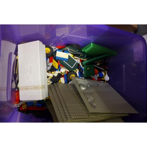 1220 - A large quantity of Lego **PLEASE NOTE THIS LOT IS NOT ELIGIBLE FOR POSTING AND PACKING**
