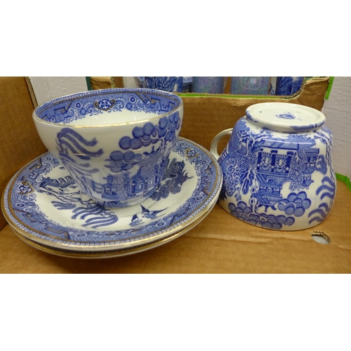 1231 - Assorted blue and white pattern china, including Crown Ducal and Maling **PLEASE NOTE THIS LOT IS NO... 