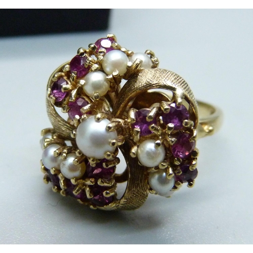 1133 - A vintage 1970's 9ct gold cocktail ring/cluster ring set with pearls and rubies, 7.3g, O