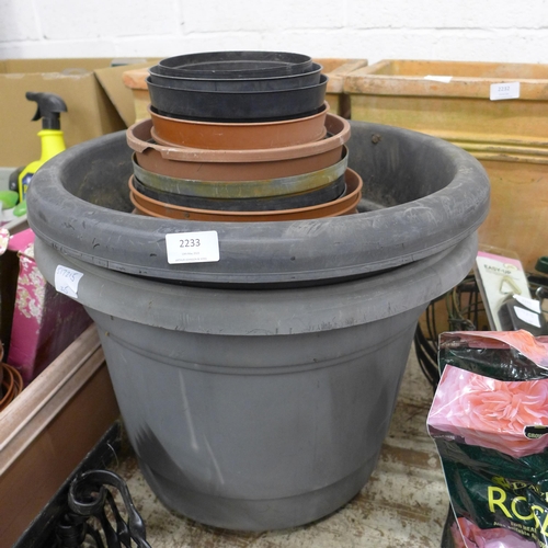 2327 - Qty of mixed size plastic plant pots and troughs