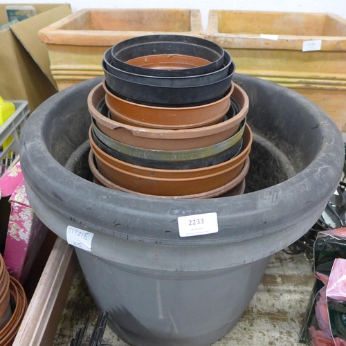 2327 - Qty of mixed size plastic plant pots and troughs