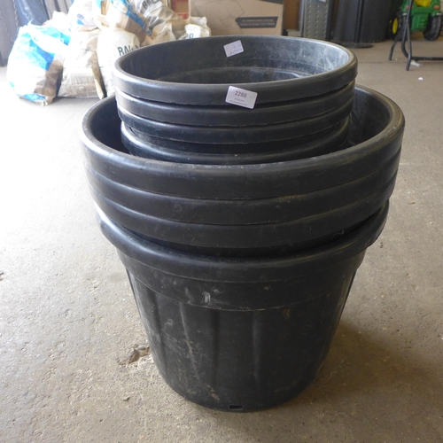 2288 - 4 x 70l plastic plant pots & 6 x 30l plastic plant pots