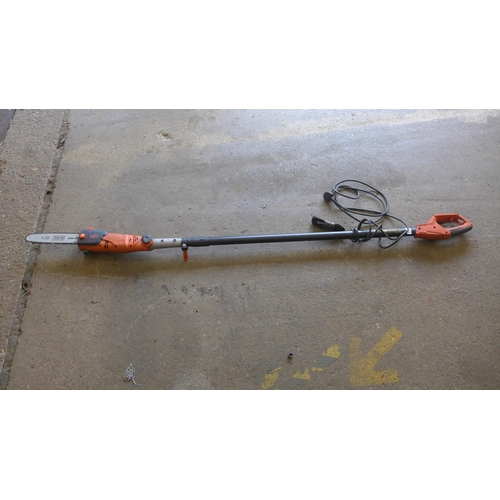 2302 - Black & Decker long reach chainsaw