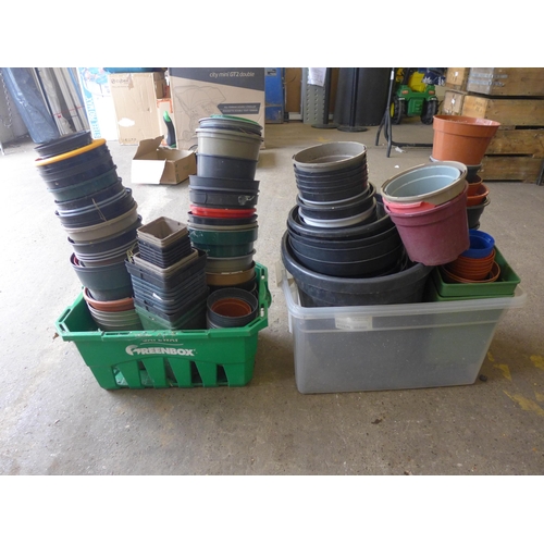 2307 - Large qty. of plastic plant pots in various sizes - approx. 80 in total