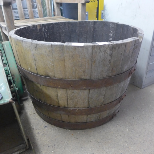 2339 - Jack Daniels half whisky barrel