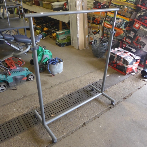 2344 - Heavy duty mobile clothes rail, 116cm