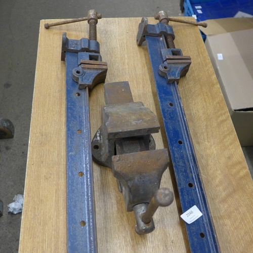 2046 - Pair of sash clamps and bench vice