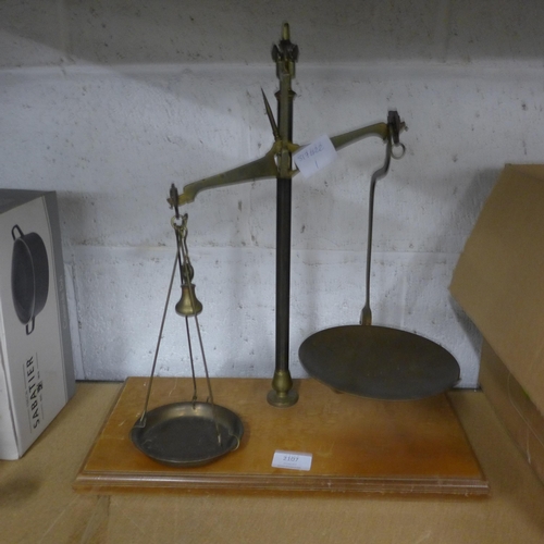 2107 - Weighing scales & 1 weight