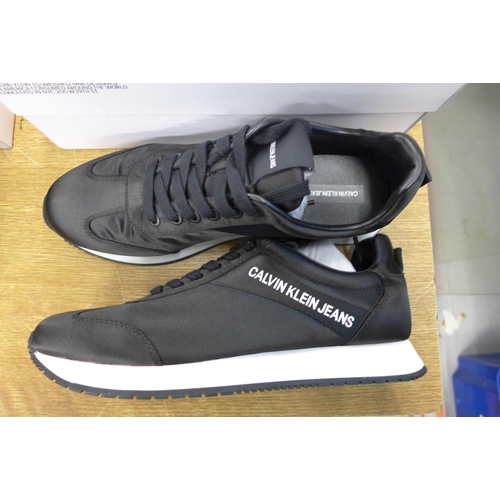 2150 - Calvin Klein trainers UK 9.5x2