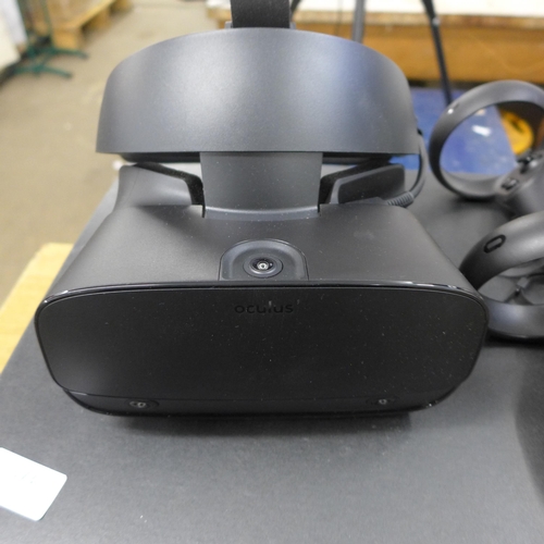 2173 - Oculus VR headset and two controllers