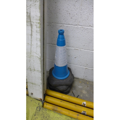 2214 - Safety barrier equipment and cones