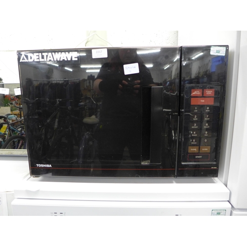 2217 - Toshiba large microwave