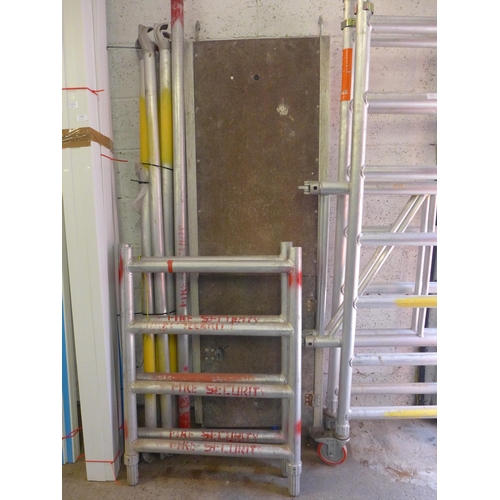 2247 - Folding aluminium scaffolding