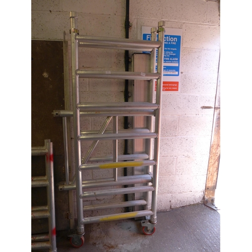 2247 - Folding aluminium scaffolding