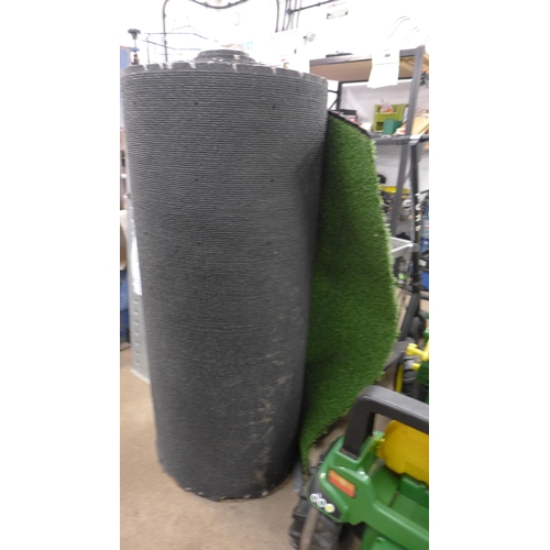 2259 - 1m x 8m artificial grass (approx. sizes)