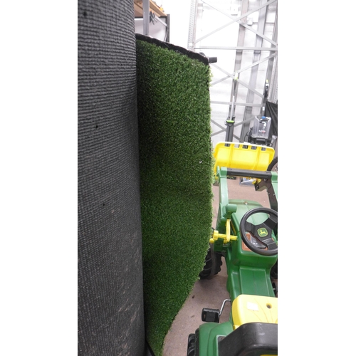 2259 - 1m x 8m artificial grass (approx. sizes)