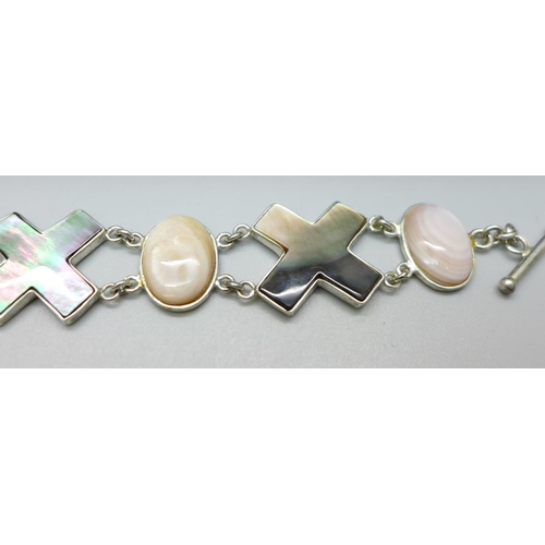 1132 - A silver and mother of pearl bracelet