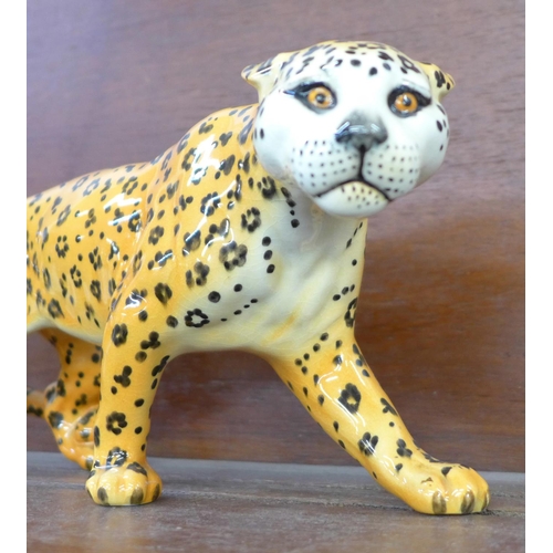 608 - A Beswick Pottery leopard modelled by Arthur Gredington, 30cm