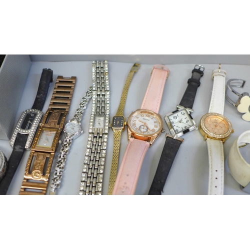 654 - Fashion wristwatches