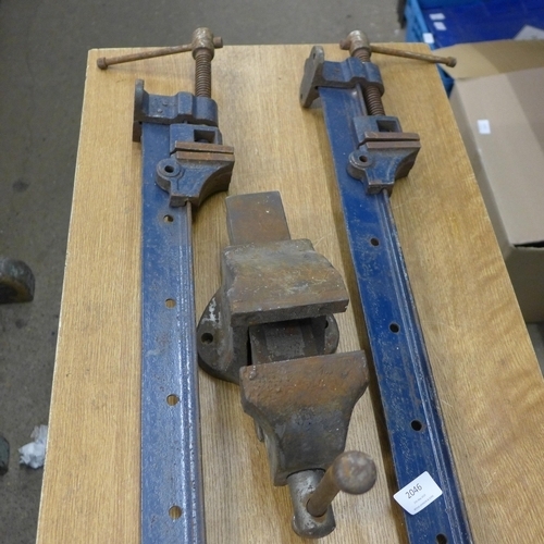 2046 - Pair of sash clamps and bench vice