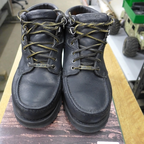 2101 - A pair of Timberland boots, size women's 8.5