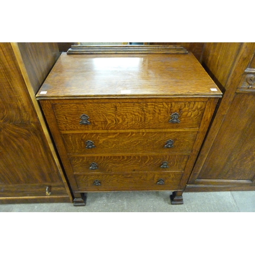 132 - An early 20th Century oak chest of drawers