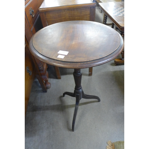 239 - A George III Chippendale style mahogany circular tilt top tripod table