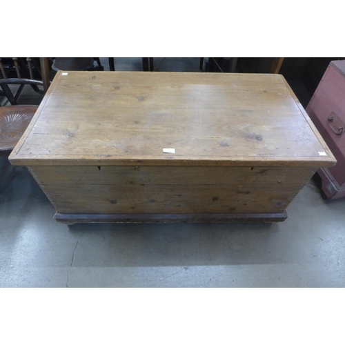 283 - A Victorian pine blanket box