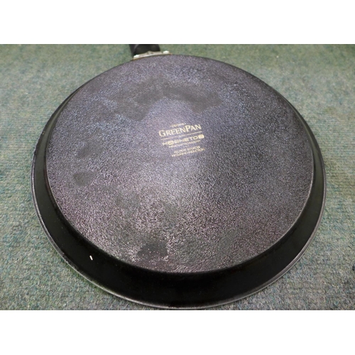 3066 - Cafe Express 38Oz Plastic Containers and Greenpan Pancake Pan 28Cm  (292-47,59 ) * This lot is subje... 