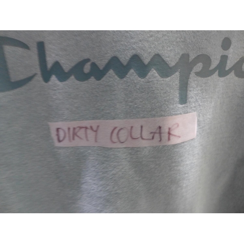 3191 - 2 Women's Champion hoodies: 1 x S & 1 x XL * this lot is subject to VAT