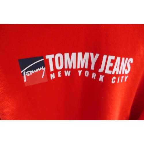 3196 - Men's Tommy Jeans red hoodie - size L * this lot is subject to VAT