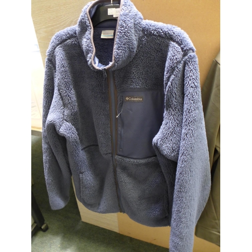 3200 - Men's Blue Columbia fleece, size XL & olive green zip-neck Under Armour top - size XL * this lot is ... 