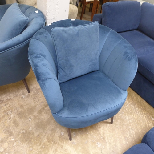 1477 - A blue velvet shell back side chair