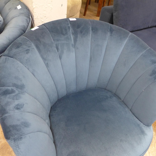 1478 - A blue velvet shell back side chair