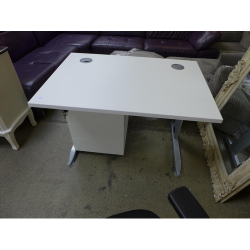 1625 - A 1000mm white top, metal leg office desk, with green mesh upholstered office chair and three drawer... 