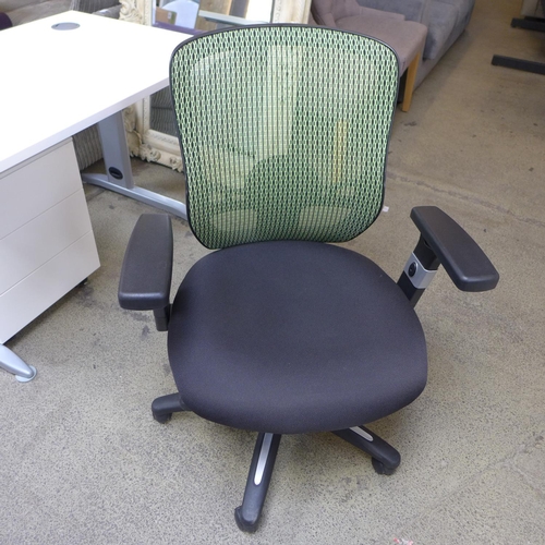 1625 - A 1000mm white top, metal leg office desk, with green mesh upholstered office chair and three drawer... 