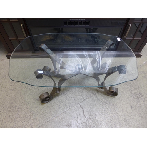 1660 - A metal based coffee table with glass top