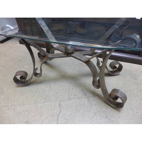 1660 - A metal based coffee table with glass top