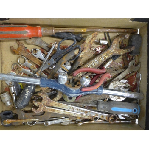 2047 - Box of approx. 30 hand tools including socket wrenches, screwdrivers and others