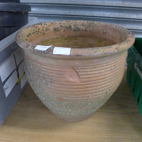 2234 - Stone planter and larqe qty. of plastic plant pots in various sizes, approx. 80 in total