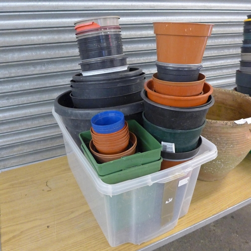 2234 - Stone planter and larqe qty. of plastic plant pots in various sizes, approx. 80 in total