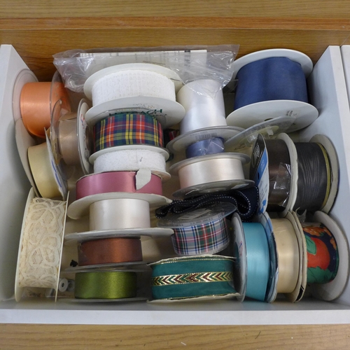 2264 - Quantity of haberdashery: buttons, ribbon and more