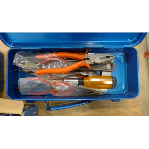 2025 - 2 Metal toolboxes of assorted tools and Draper bench vice