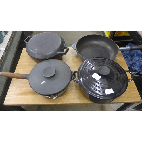 2067 - Black pans, some Le Creuset