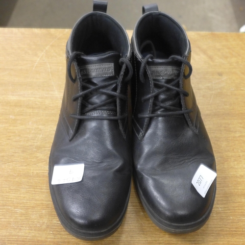 2077 - Sketchers boots gents size 8