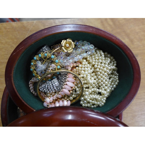 2122 - Wooden jewellery box & jewellery